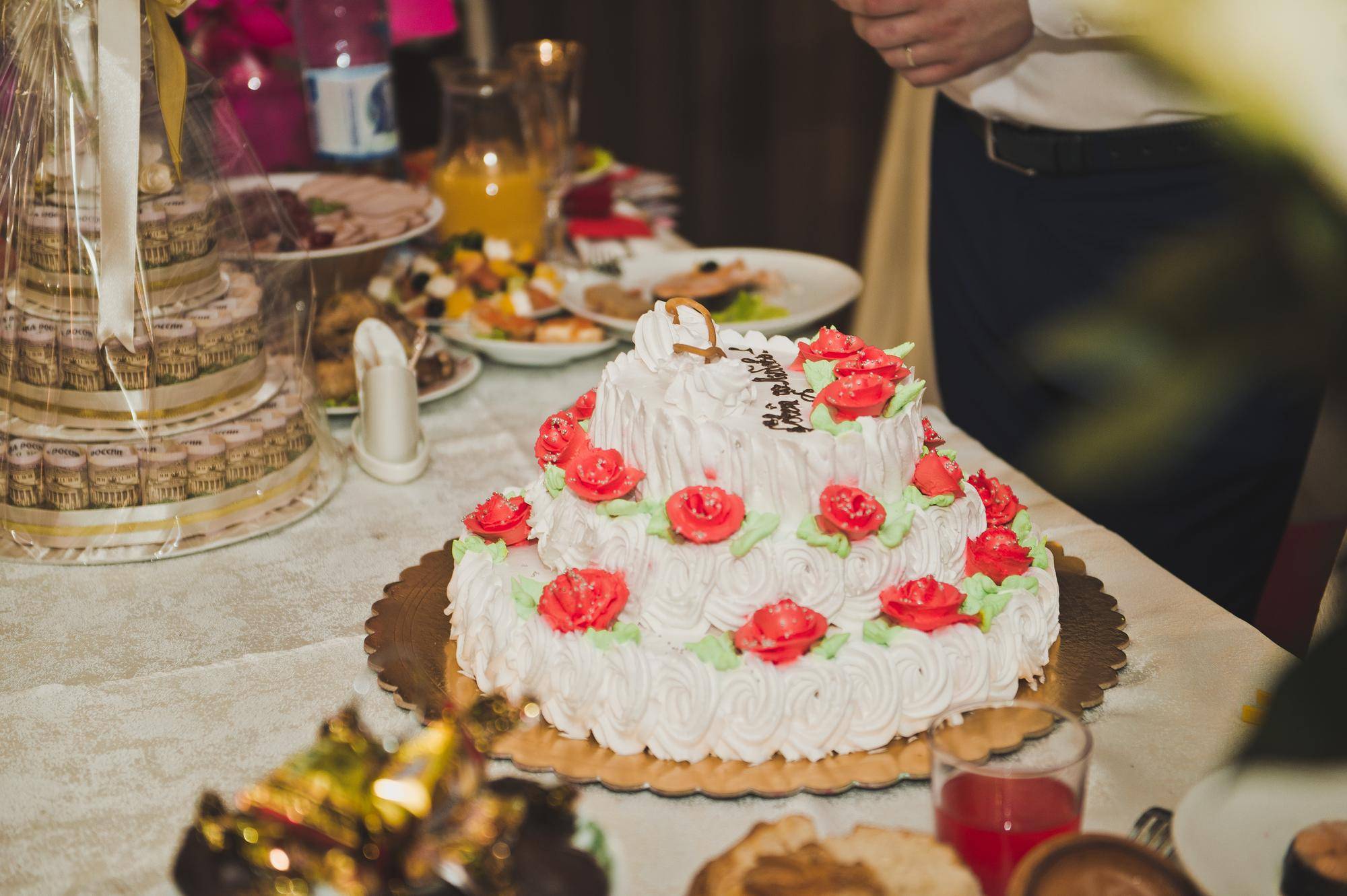 Ile kosztuje tort weselny na 50 osób i od czego zależy jego cena?